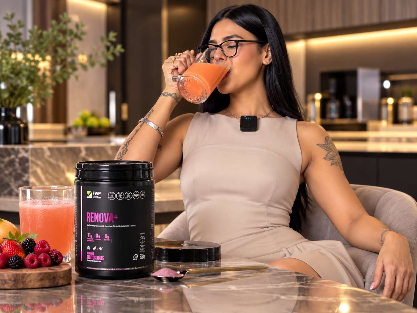 Camila tomando una bebida, junto a un envase de colágeno Renova